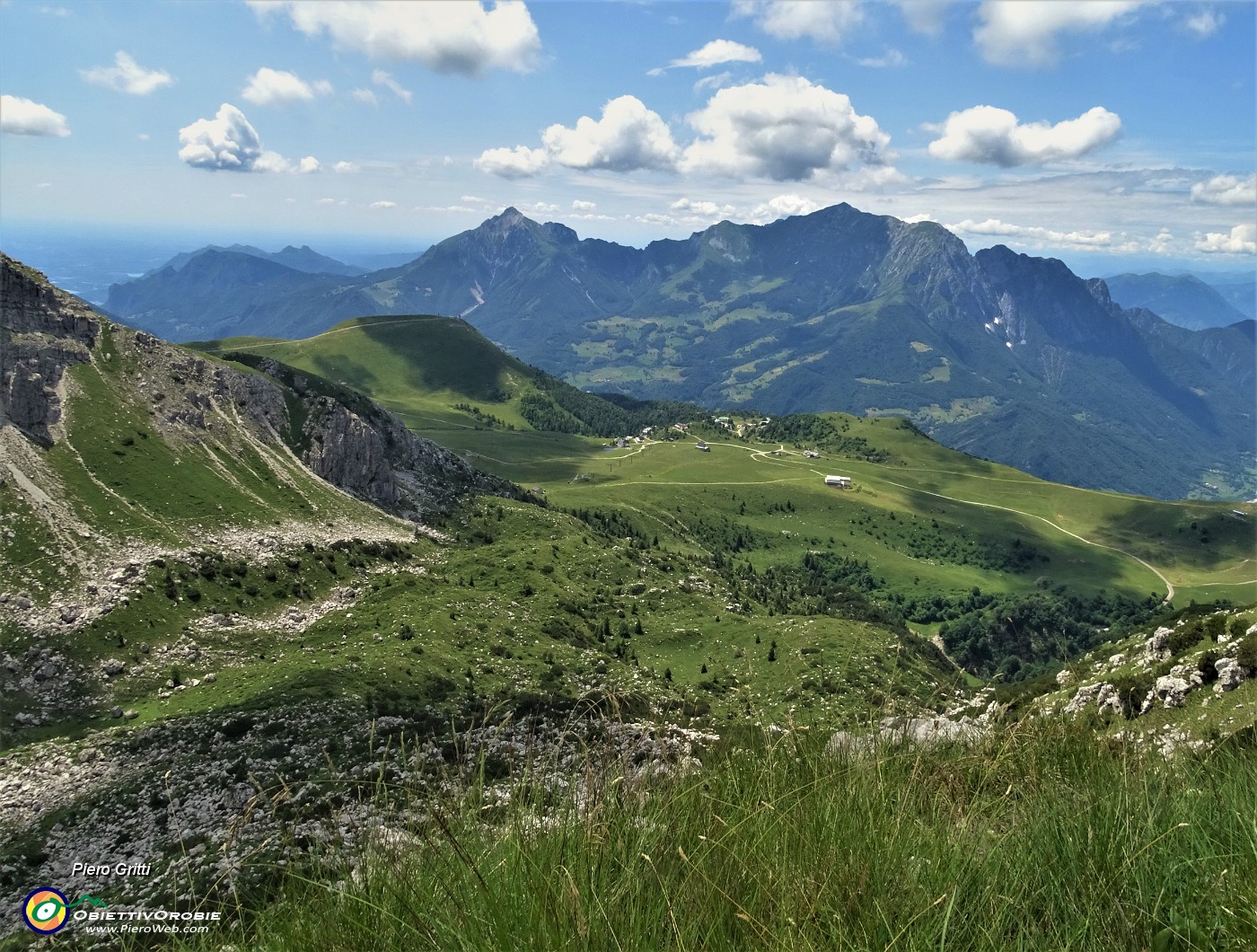 70 Vista dalla vetta della Corna Grande sulla sottostante Valle dei Mughie verso le GRigne .JPG
